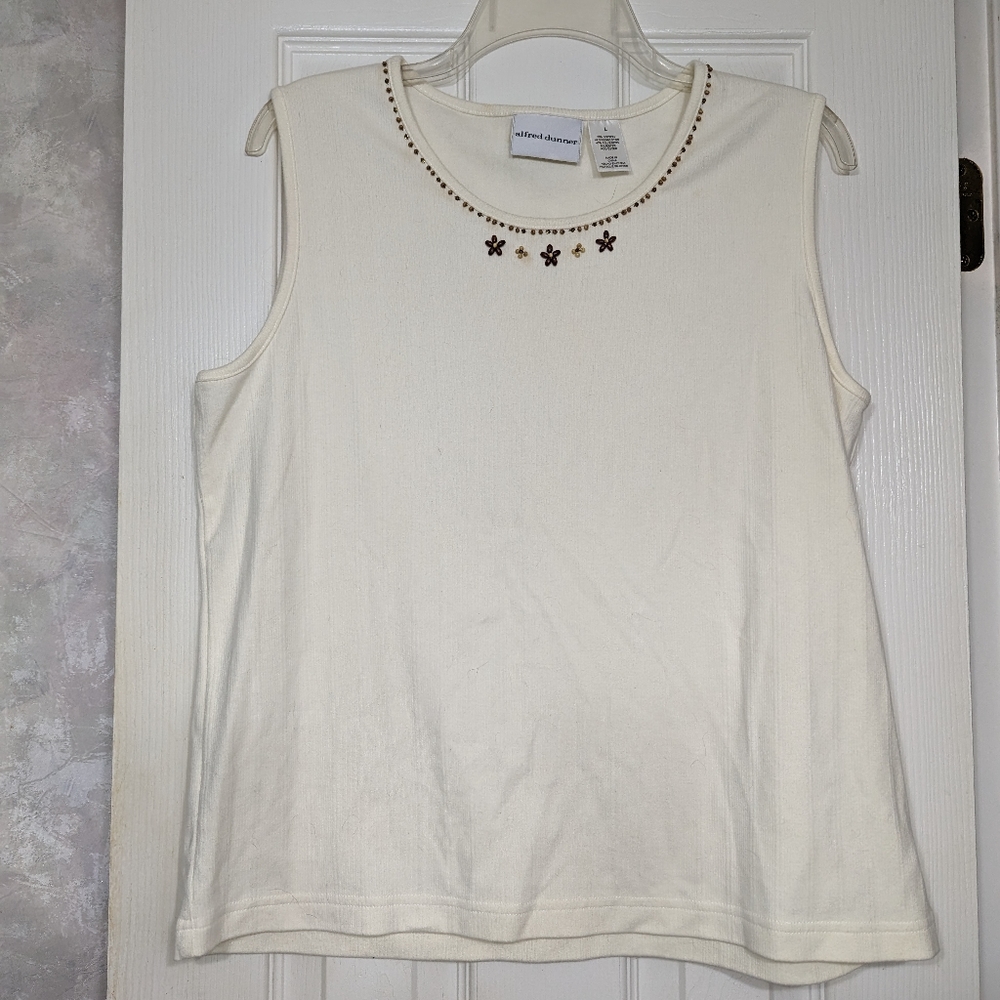 Alfred Dunner no sleeve shirt.
